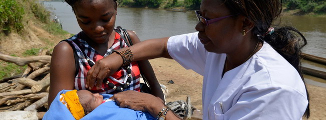 中非共和国一位护士正在对一名乡间儿童实施免疫措施

